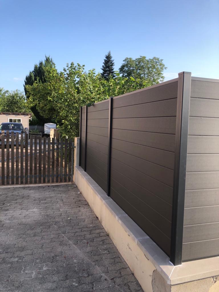 Quelle cl&ocirc;ture installer pour se prot&eacute;ger du vis-&agrave;-vis sans se sentir enferm&eacute; ? Audincourt