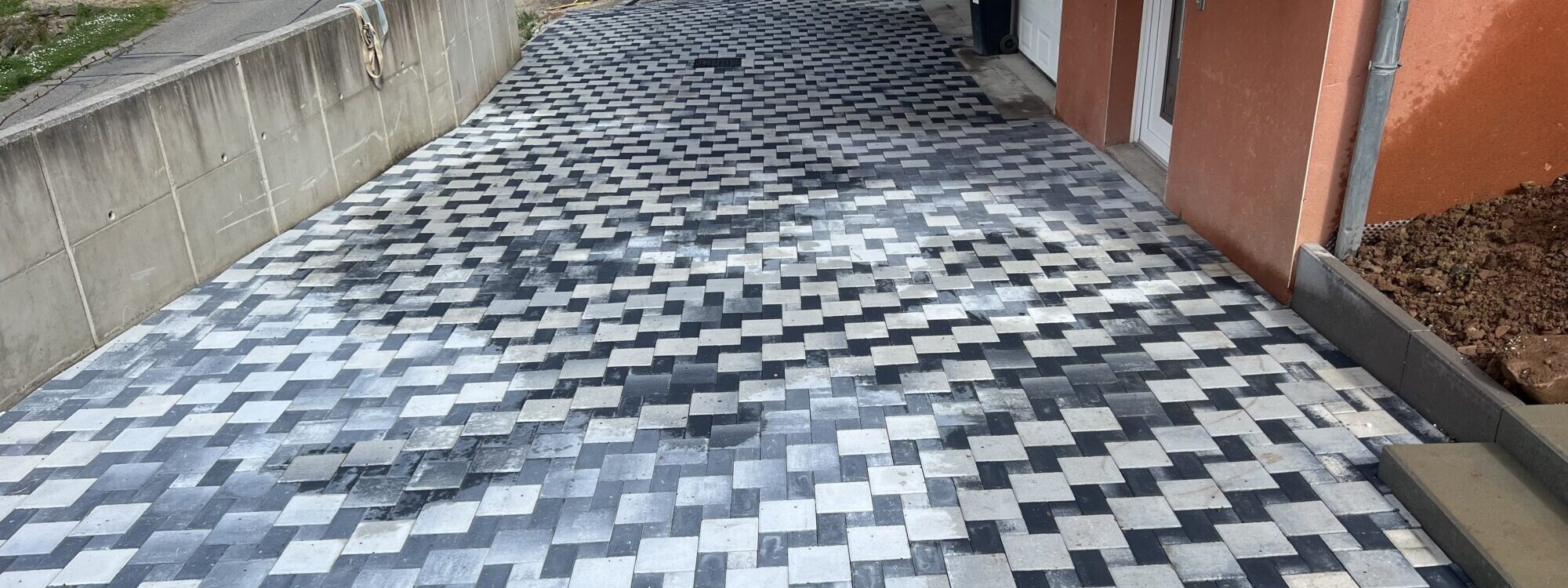Chantier Soultzmatt &#8211; pose pavé 130 m, mur, aile, béton et bloc marche Audincourt