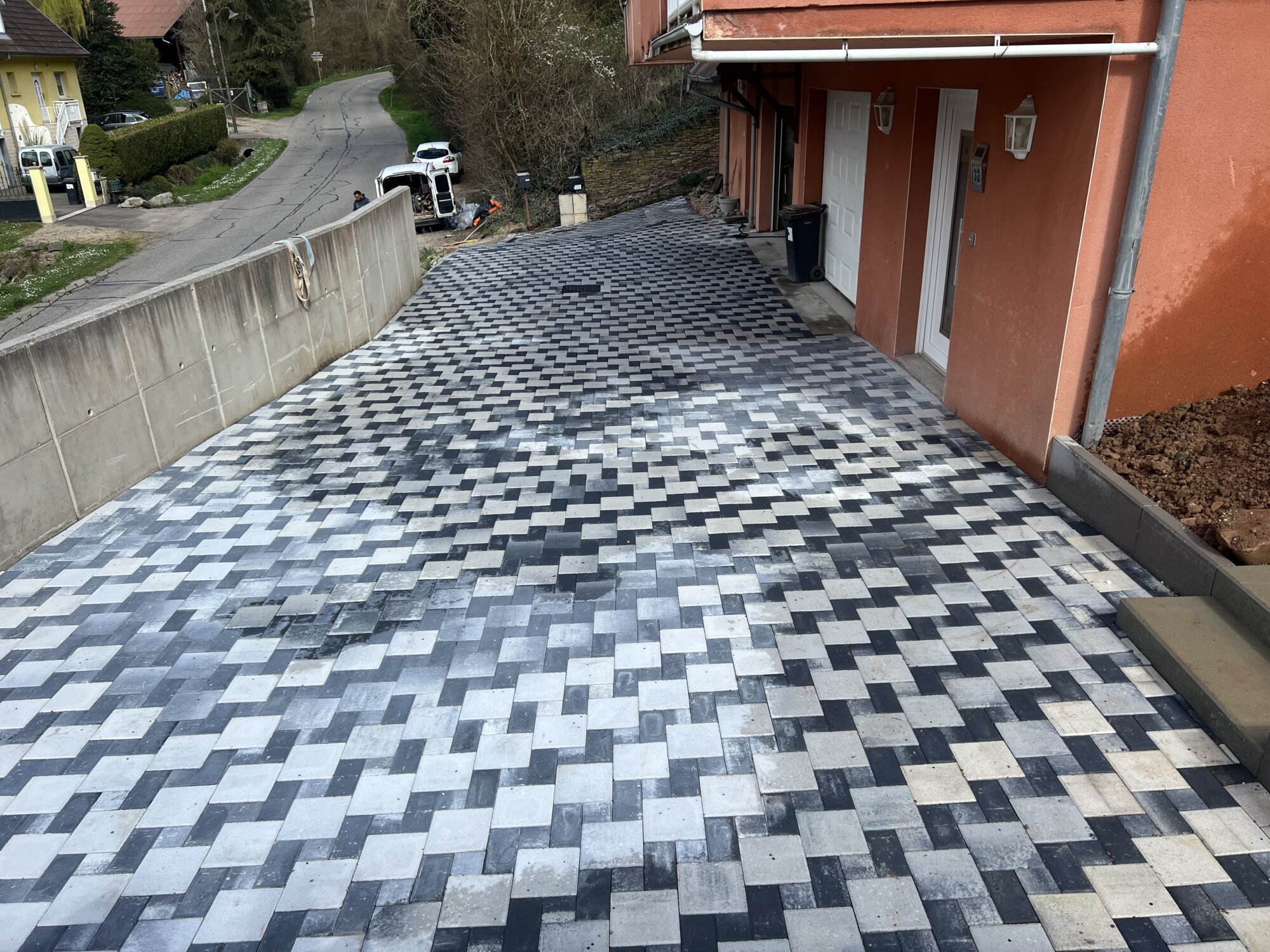 Chantier Soultzmatt &#8211; pose pavé 130 m, mur, aile, béton et bloc marche Audincourt