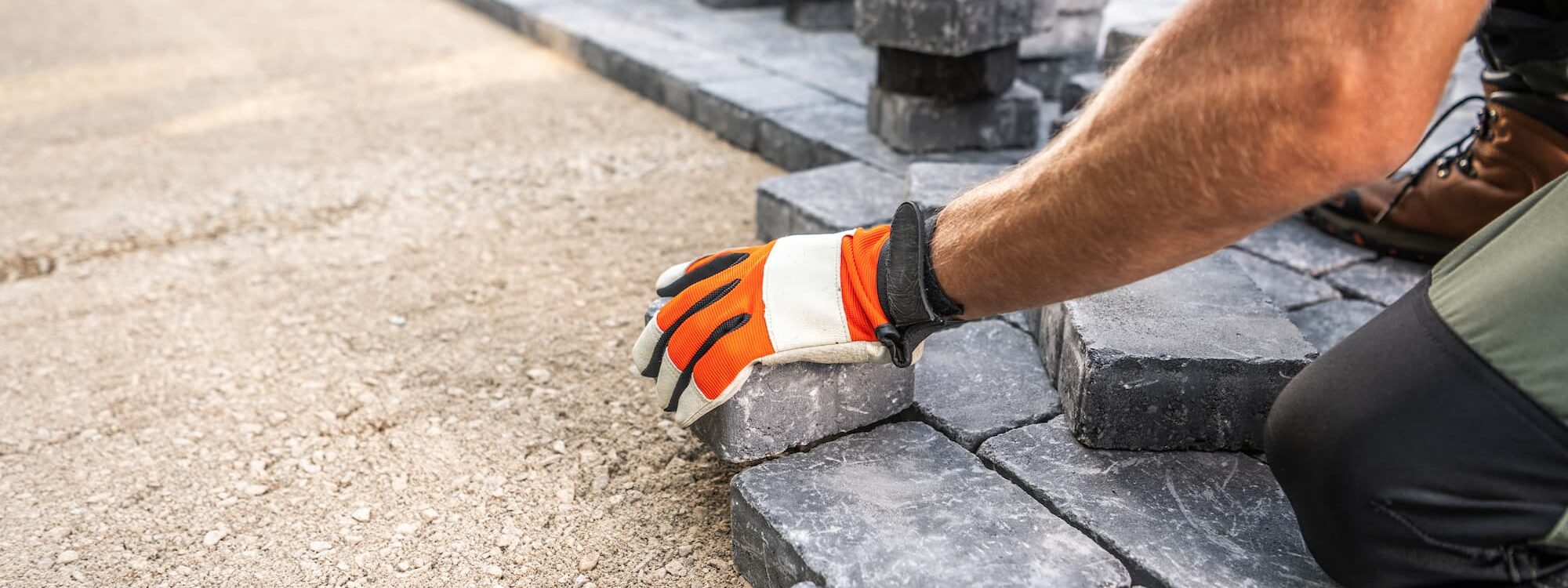 POSE_PAVES 2000X750 | Global TP Quel est le meilleur moment de l’année pour poser un enrobé ou des pavés ? Colmar